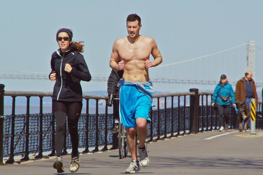 чоловік і жінка біжать, біг для жінок, різниця між чоловіками і жінками в бігу