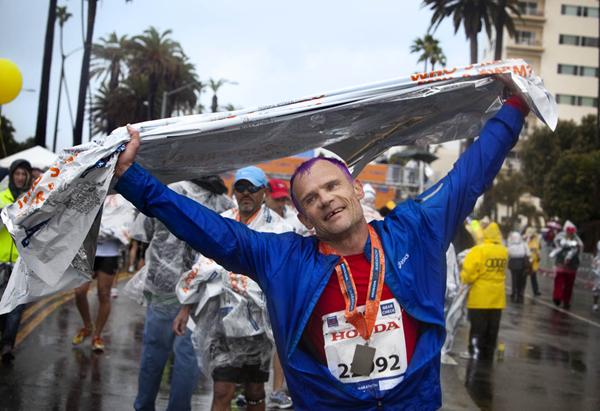 FLEA из Red Hot Chilly Peppers бежит марафон в Лос-Анджелесе
